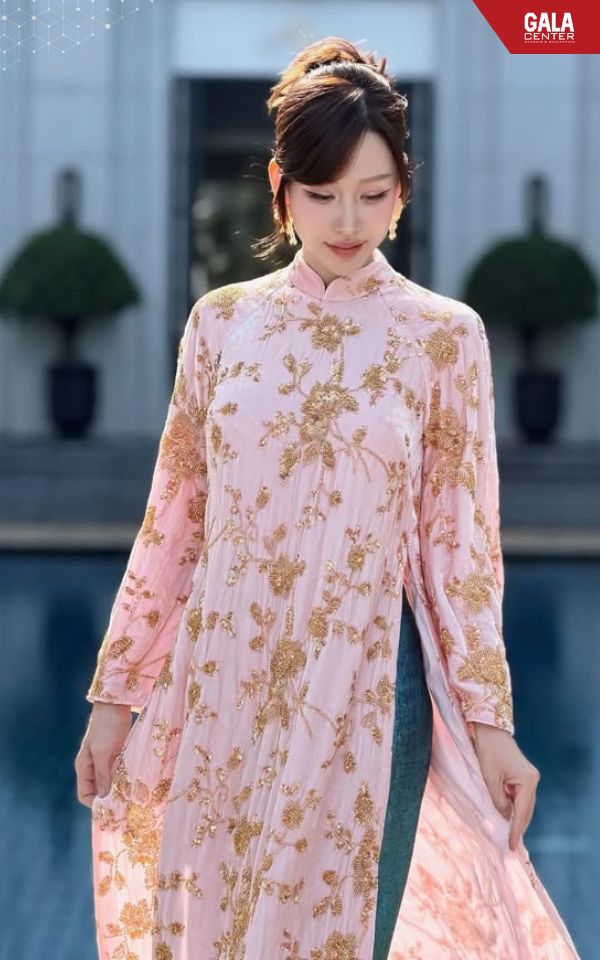 Kh&iacute; chất n&agrave;ng d&acirc;u quyền qu&yacute; trong t&agrave; &aacute;o d&agrave;i gấm với họa tiết dệt ch&igrave;m sang trọng