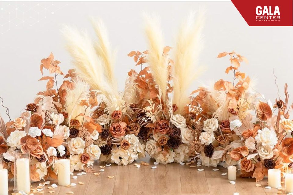 Những cụm hoa kh&ocirc; tone be - n&acirc;u tạo điểm nhấn mộc mạc v&agrave; tinh tế cho s&acirc;n khấu cưới