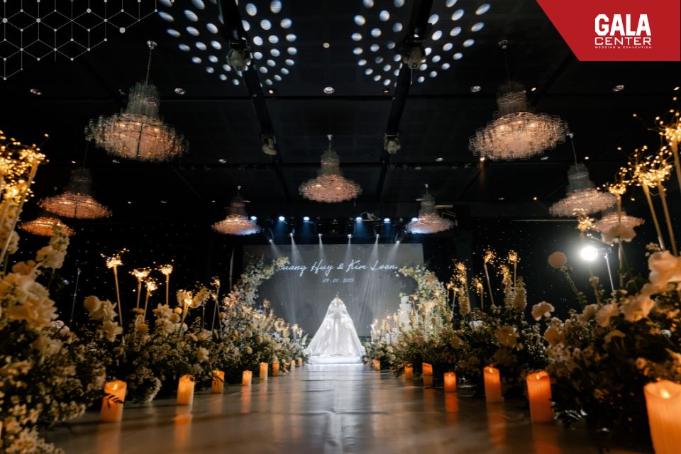 Không gian sảnh tiệc mùa thu đông tại Gala Center với trần sao, đèn pha lê lãng mạn