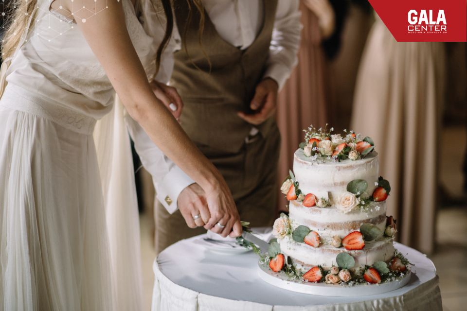 Nghi thức cắt b&aacute;nh kem cưới mang &yacute; nghĩa sẻ chia ngọt b&ugrave;i v&agrave; sự đồng l&ograve;ng của đ&ocirc;i trẻ trong h&agrave;nh tr&igrave;nh mới