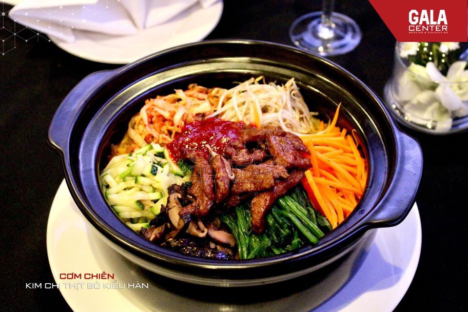 Cơm Chi&ecirc;n Kim Chi Thịt B&ograve; Kiểu H&agrave;n l&agrave; m&oacute;n tinh bột được nhiều menu tiệc cưới lựa chọn, gi&uacute;p bữa tiệc th&ecirc;m trọn vị v&agrave; no đủ