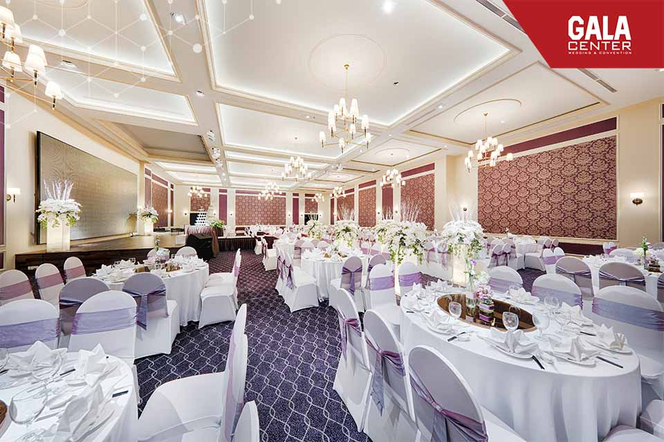 Sảnh cưới Spring tại Gala Center bày trí bàn tròn trắng, đèn trần lung linh cho tiệc cưới sang trọng