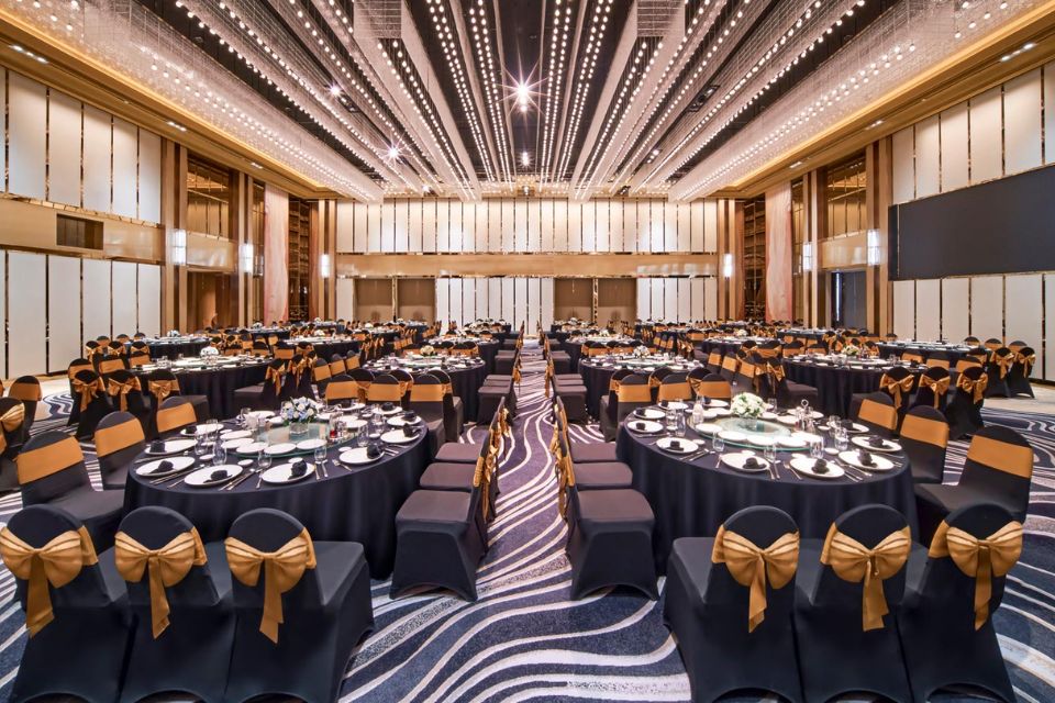 Sảnh tiệc cưới InterContinental Saigon với hệ thống đèn chùm sang trọng
