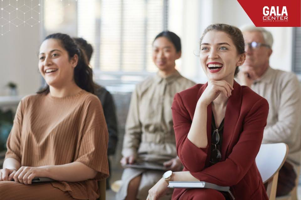 Kh&aacute;ch dự hội thảo mặc trang phục c&ocirc;ng sở lịch sự, thoải m&aacute;i, chuy&ecirc;n nghiệp trong kh&ocirc;ng gian sự kiện