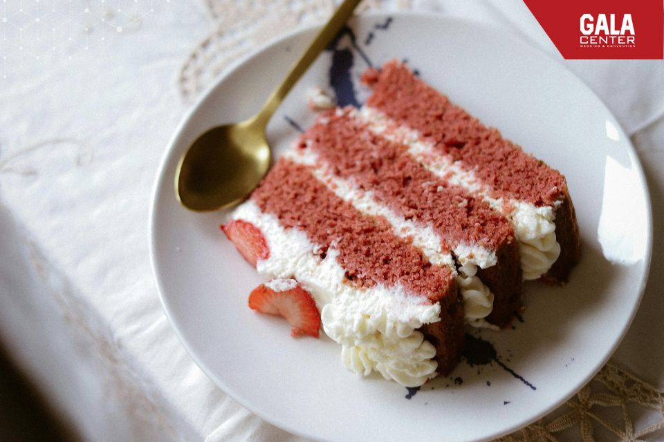 Việc thử b&aacute;nh trước khi đặt gi&uacute;p c&ocirc; d&acirc;u ch&uacute; rể đ&aacute;nh gi&aacute; ch&iacute;nh x&aacute;c hương vị v&agrave; kết cấu của b&aacute;nh kem cưới