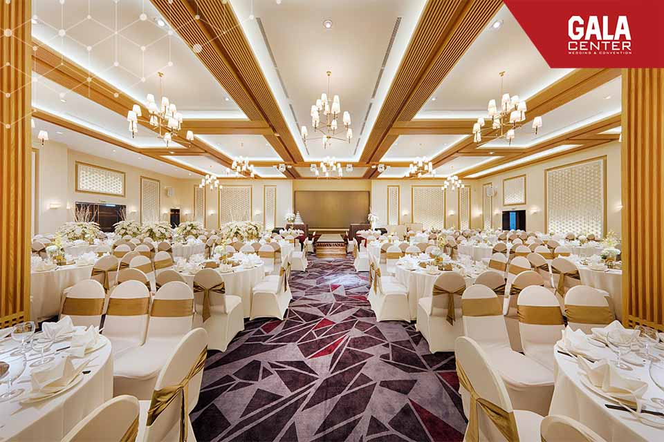 Sảnh tiệc cưới Summer Gala Center rộng rãi, tông trắng vàng, phù hợp tiệc cưới sang trọng ấm cúng