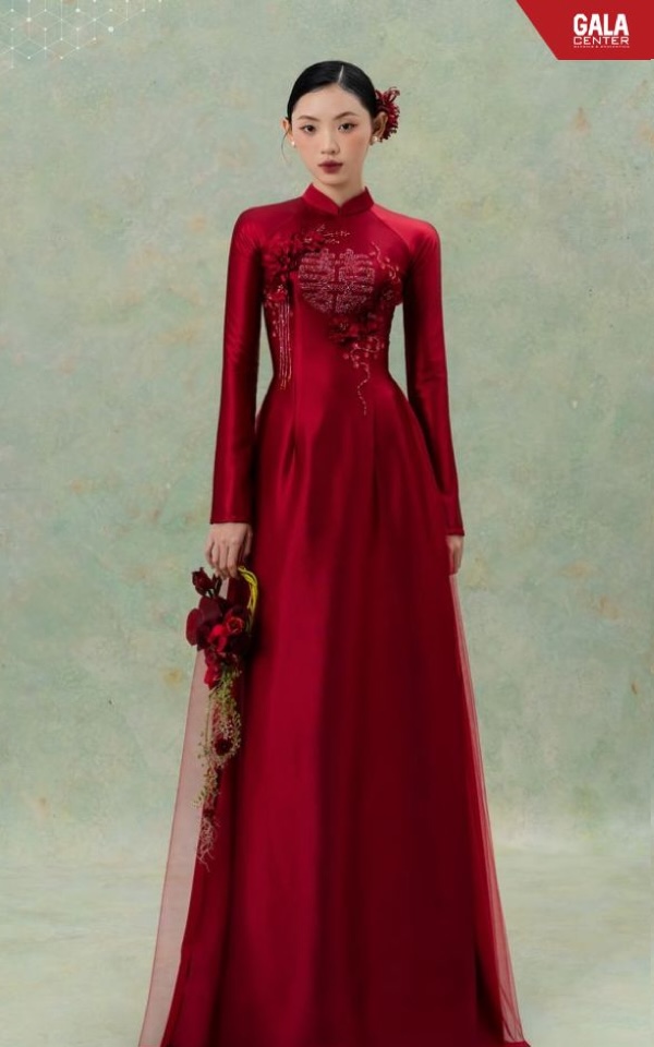 &Aacute;o d&agrave;i cưới m&agrave;u đỏ với họa tiết "Hỷ" tinh xảo, biểu tượng của khởi đầu vi&ecirc;n m&atilde;n