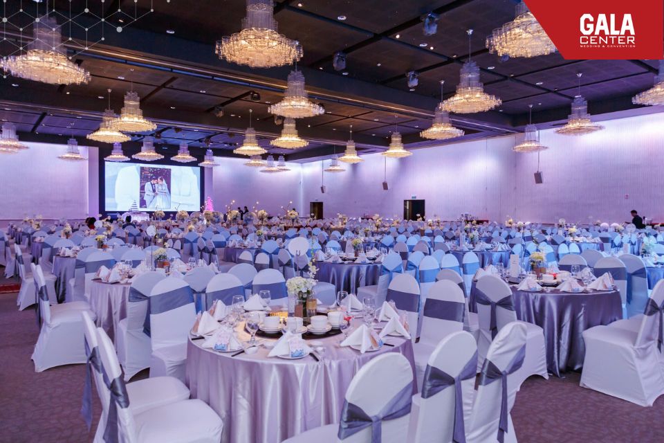 Đôi bạn nên chọn và đến xem không gian sảnh tiệc để có cái nhìn thực tế