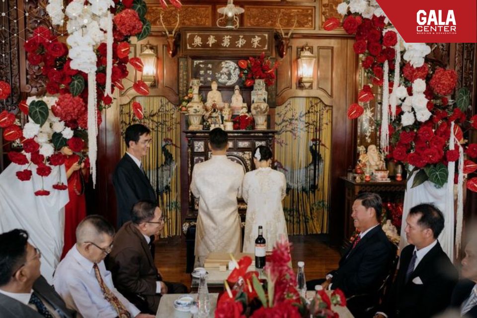 Cặp đ&ocirc;i thực hiện nghi thức d&acirc;ng hương tại b&agrave;n thờ gia ti&ecirc;n nh&agrave; trai sau khi đ&oacute;n d&acirc;u về nh&agrave;