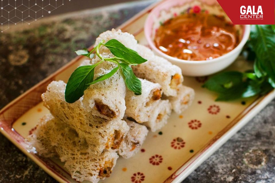 Chả gi&ograve; rế t&ocirc;m thịt gi&ograve;n rụm, nh&acirc;n đậm đ&agrave;, m&oacute;n khai vị quen thuộc gi&uacute;p bữa tiệc cưới th&ecirc;m tr&ograve;n vị