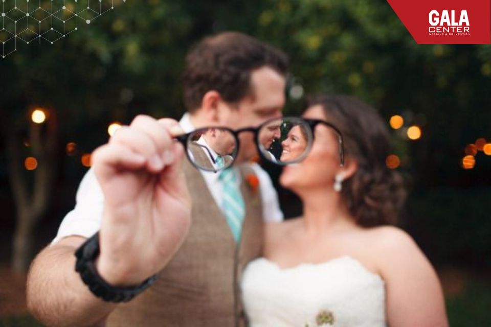 Lựa chọn giữa việc đeo k&iacute;nh cận hay đeo lens lu&ocirc;n l&agrave; nỗi băn khoăn của c&aacute;c n&agrave;ng d&acirc;u để c&oacute; được những khung h&igrave;nh cưới ấn tượng nhất