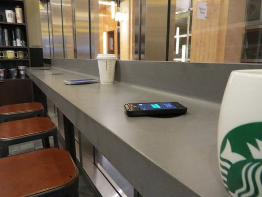 Starbucks đã hợp tác với Duracell Powermat để triển khai tính năng sạc không dây tại các cửa hàng