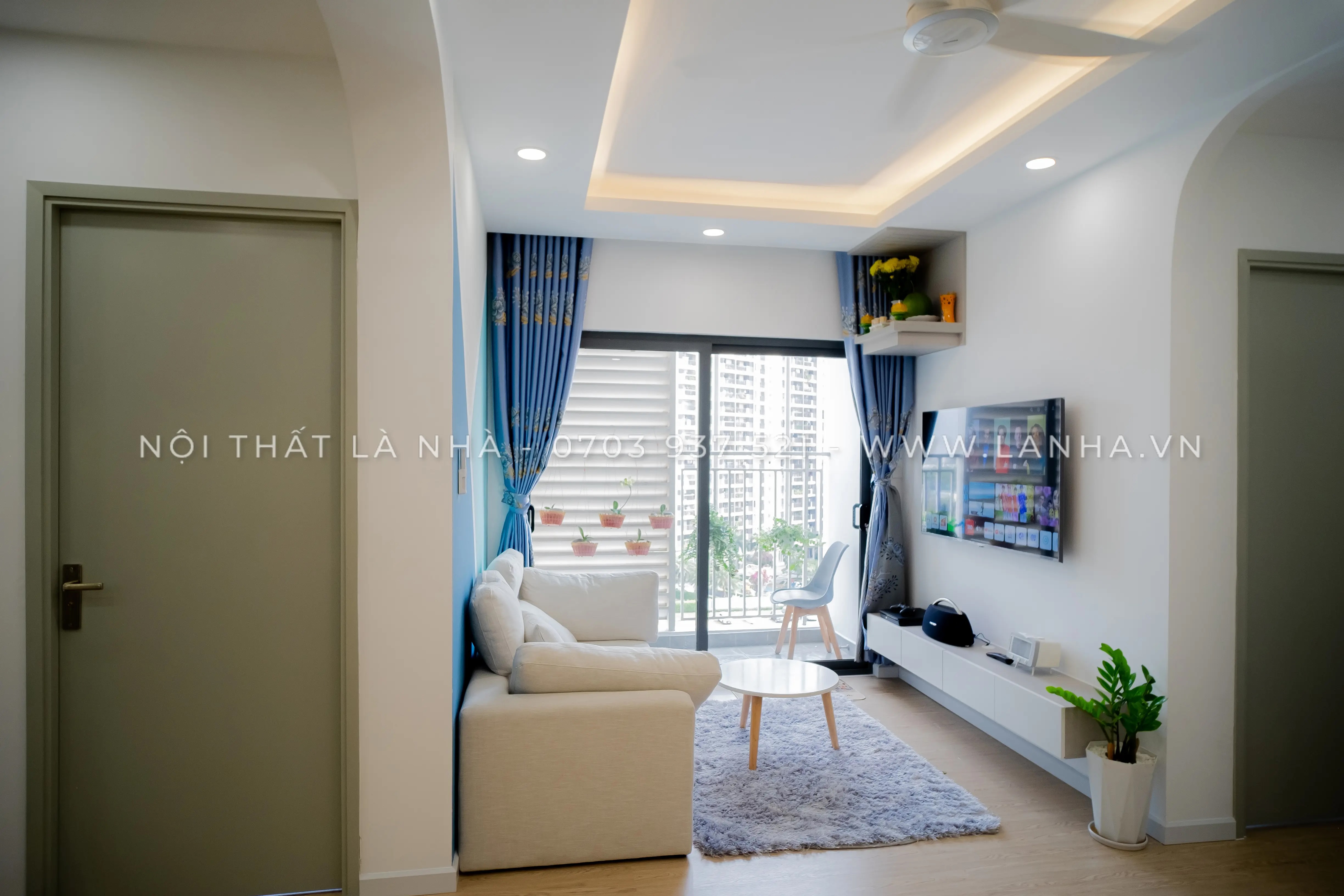 Phòng khách tối giản với tông trung tính và nội thất đa năng