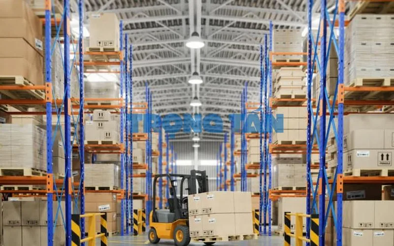 Kỹ sư kiểm tra đầu phun sprinkler và bơm PCCC tại kho xưởng