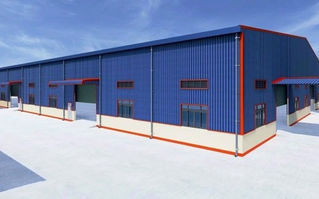 Kỹ thuật viên bảo trì kiểm tra tủ điện và hệ thống chiếu sáng trong kho xưởng