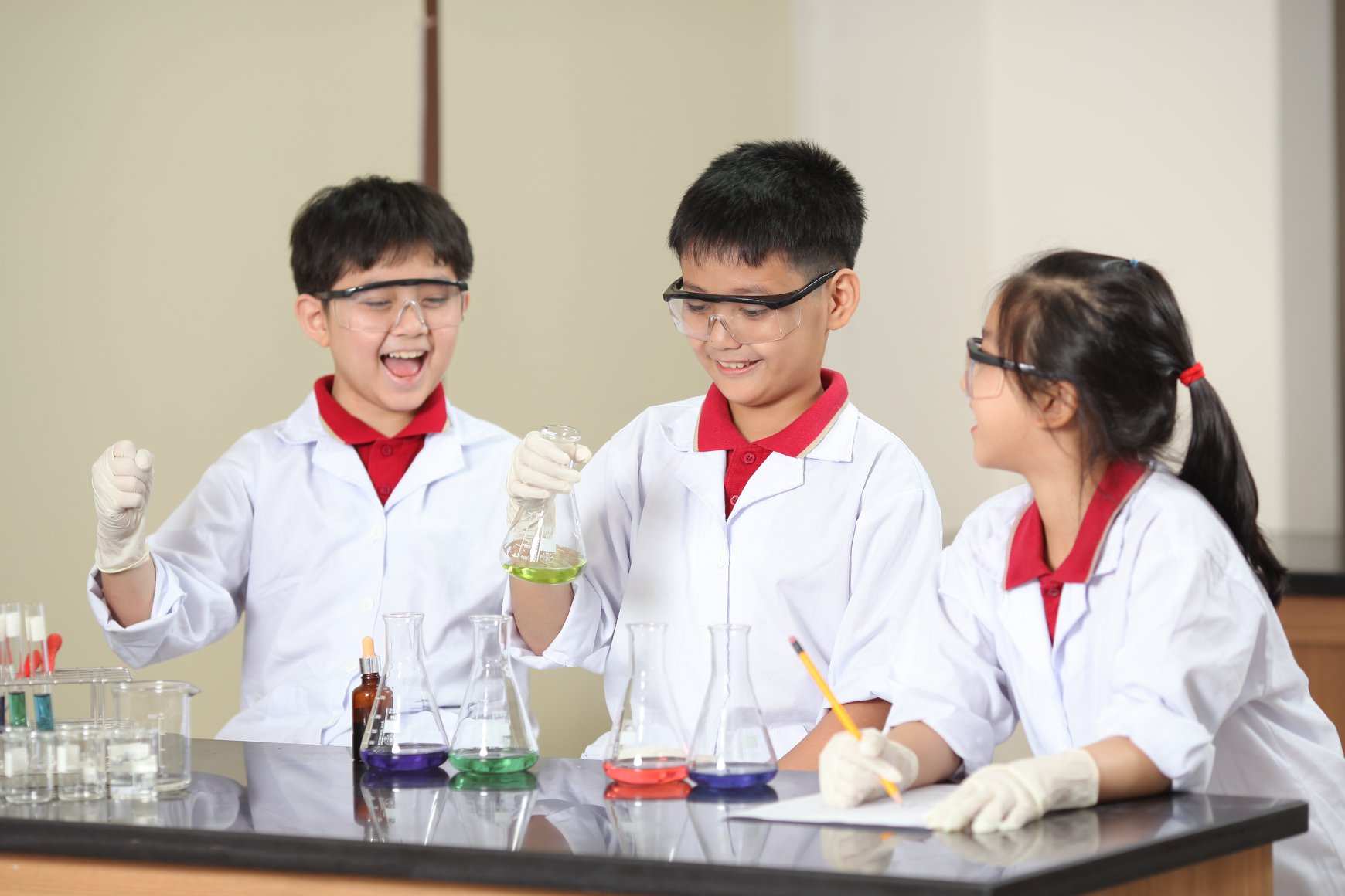 Các em được hóa thân thành các nhà khoa học trong các buổi thực hành tại phòng thí nghiệm