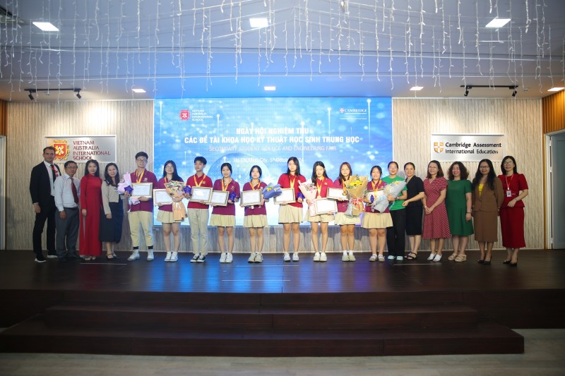 Awarding the projects that won Third Prizes