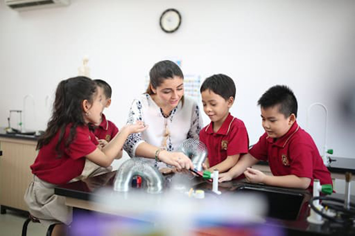 Các thí nghiệm khoa học tại trường mầm non quốc tế Việt Úc sẽ giúp các em phát triển khả năng tư duy