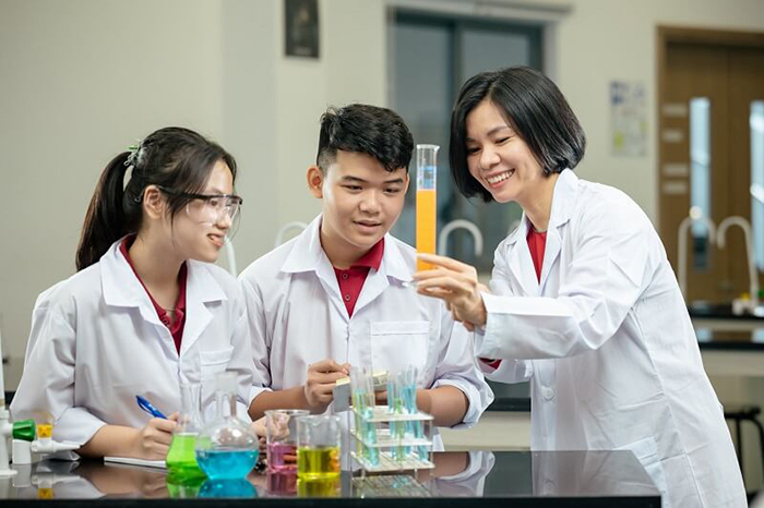 Học sinh thực hành thí nghiệm hóa học