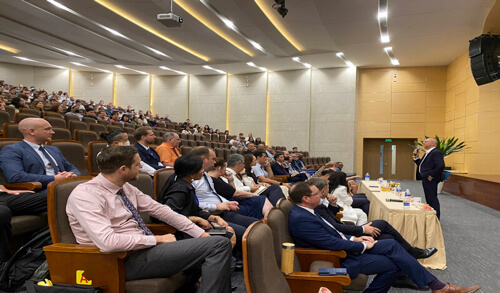 VAS invited Vietnamese and international education experts to train over 1,000 teachers before the new school year starts