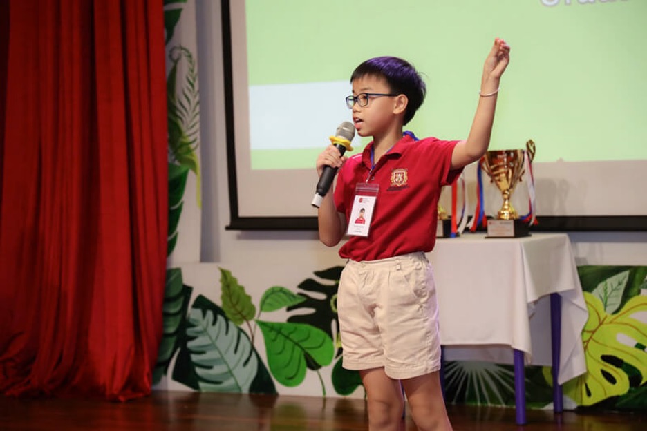 Dạy bé tương tác mắt với những người có phản ứng tích cực trong quá trình thuyết trình