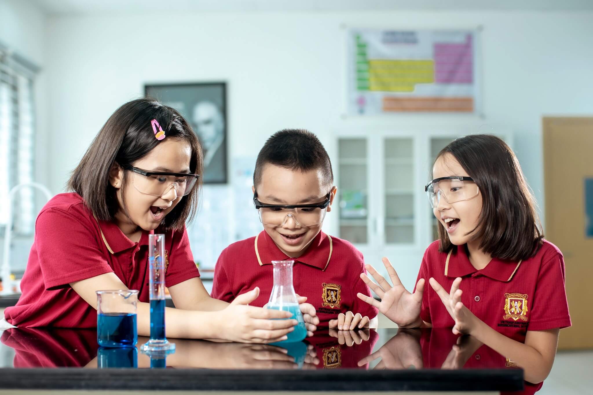 Học sinh thực hành tại phòng thí nghiệm 