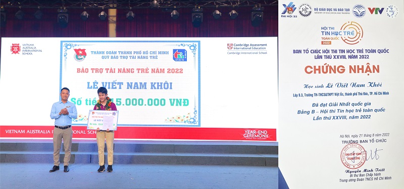 Đại diện Thành đoàn TP. HCM trao Bảo trợ tài năng trẻ năm 2022 cho Lê Viết Nam Khôi, học sinh lớp 9 VAS Sala đạt giải Nhất Quốc gia Bảng B, Hội thi Tin học trẻ toàn quốc năm 2022.