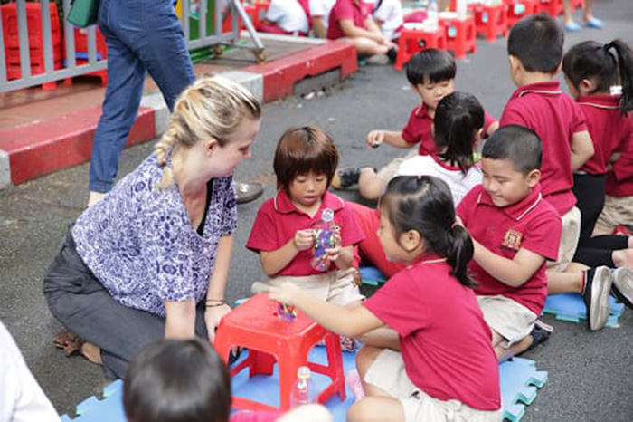 Vui chơi với giáo viên nước ngoài giúp các em học sinh VAS phát triển kỹ năng giao tiếp tiếng Anh
