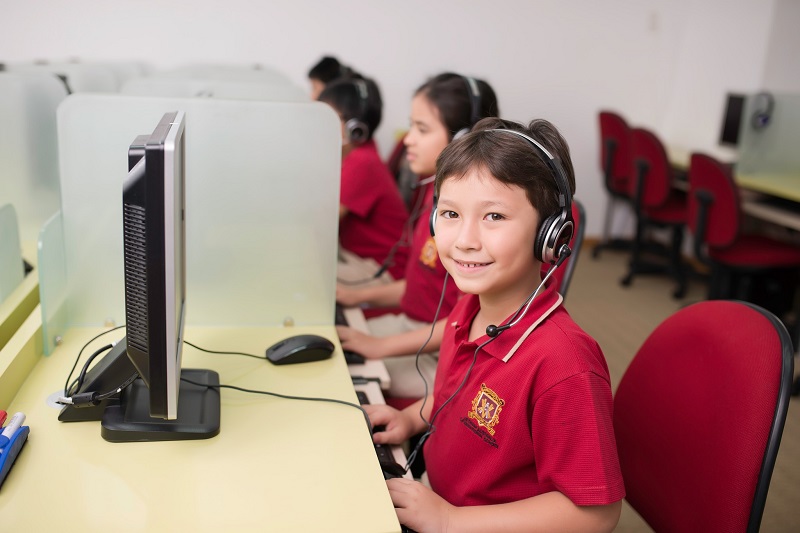 Trẻ được tiếp cận Công nghệ thông tin thông qua giờ học ICT tại VAS