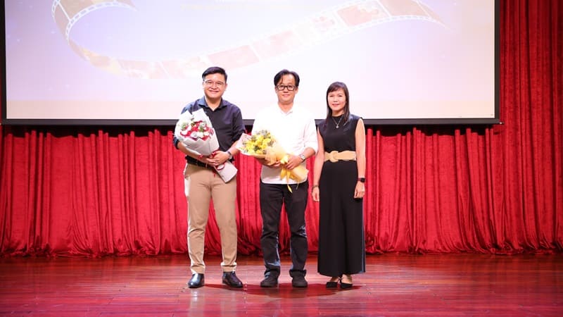 Đạo diễn Võ Thanh Hòa (trái) và đạo diễn Ngô Quang Trí (giữa) tại Lễ trao giải VAS Film 2024