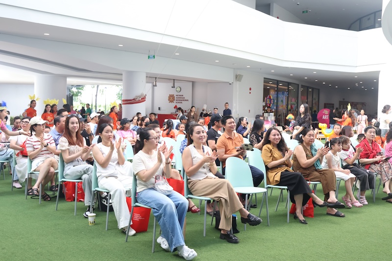 The atmosphere at Sala with enthusiastic participation from parents and students