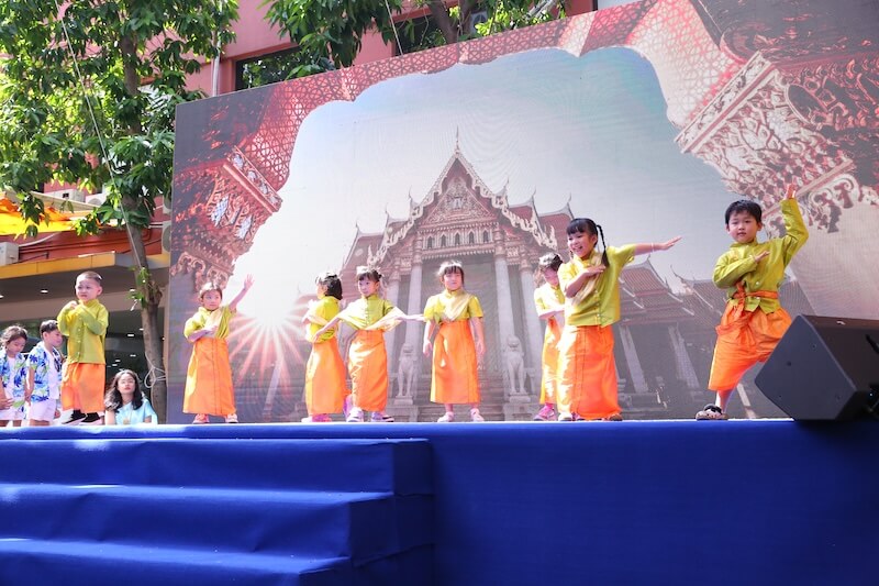 Perform dance movements from Thailand