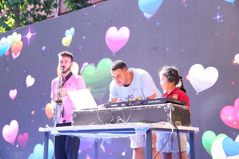 VASers confidently performing DJ sets