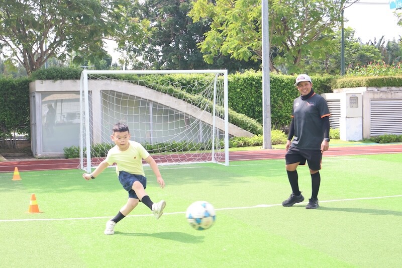 VASer giving all his attention in football