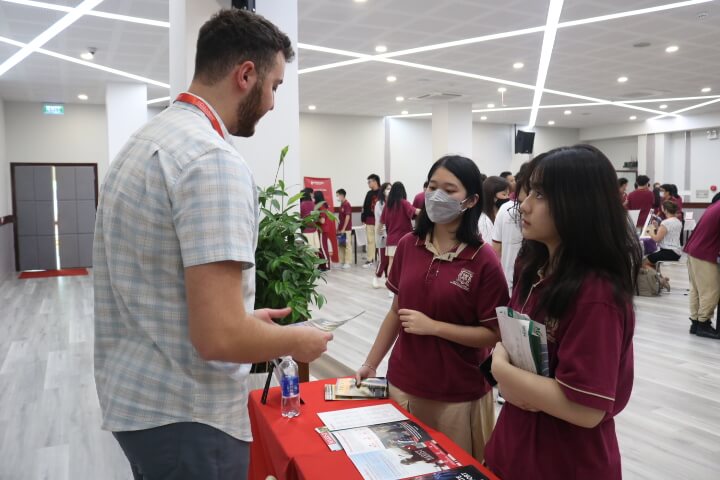 Các em học sinh tại VAS được tìm hiểu sâu về các ngành nghề thông qua các hội thảo, triển lãm giáo dục