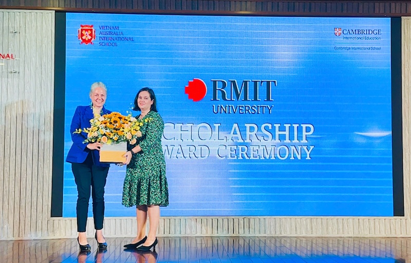 Bà Jodie Altan, Associate Pro Vice-Chancellor của RMIT tại Việt Nam trao hoa cảm ơn cho đại diện VAS 