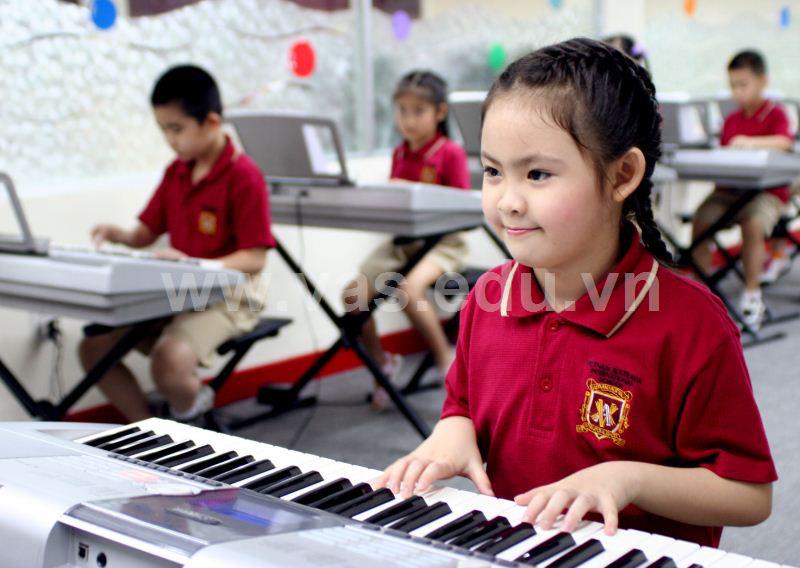 Giờ học âm nhạc của học sinh VAS