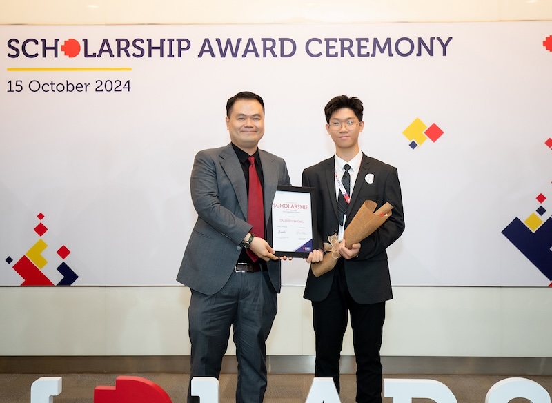 Phong (pictured right) received the RMIT scholarship on 15 October 2024. Photo: RMIT