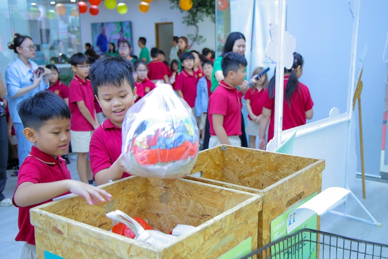 VAS Primary Students Join Hands in “Green Detox for the Wardrobe,” Extending the Life Cycle of Thousands of Old Uniforms