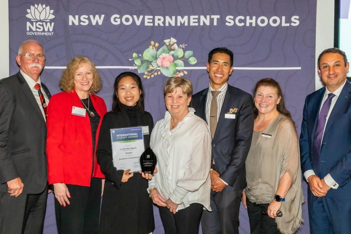 Cựu học sinh Tâm Như (thứ ba từ trái qua) chụp ảnh cùng các đại diện cơ quan Giáo dục bang NSW tại lễ trao giải cuối tháng 4/2022.