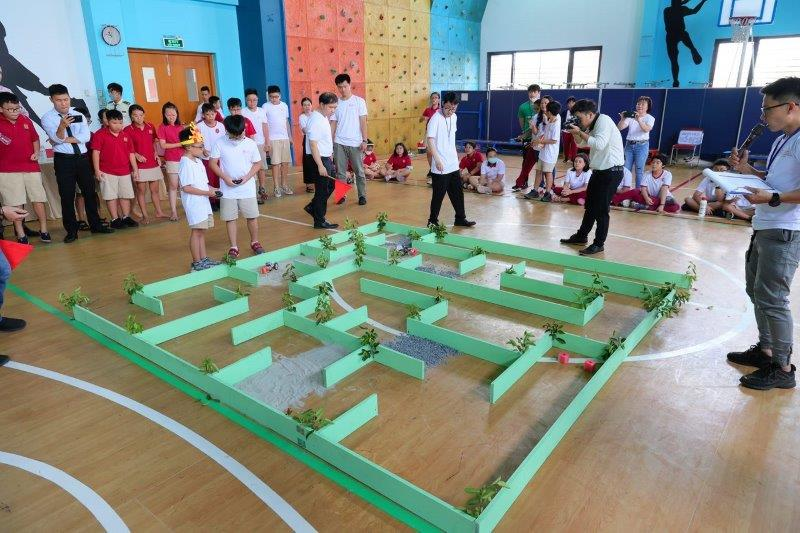 Học sinh tham gia cuộc thi Robocon tại trường