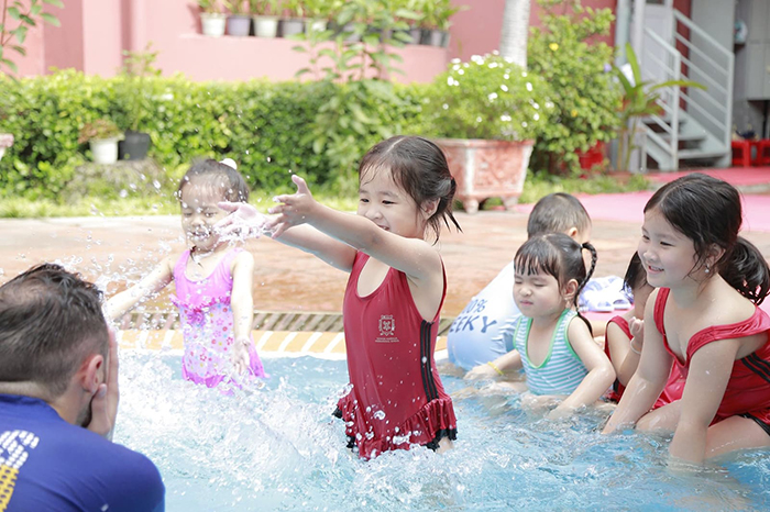Cho con đi học bơi từ sớm giúp giảm nguy cơ đuối nước ở trẻ