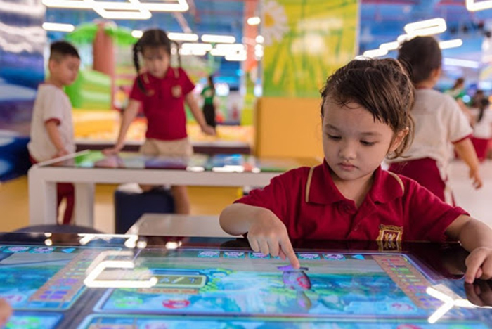 Cho trẻ em làm quen với công nghệ từ khối mầm non