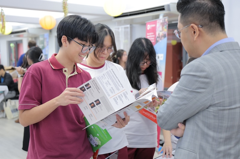 VAS Grade 11-12 Students Excitedly Explore Study Abroad Opportunities at the Ireland & Europe University Fair