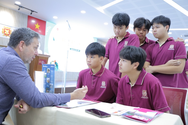 VASers chăm chú lắng nghe tư vấn từ đại diện trường đại học đến từ châu Âu