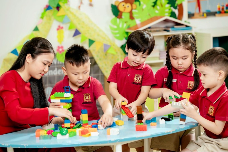 Phương pháp Montessori nhấn mạnh vào sự tự lập và khám phá