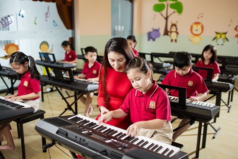 Giờ học đàn của các em tại phòng âm nhạc của Trường quốc tế Việt Úc (VAS)