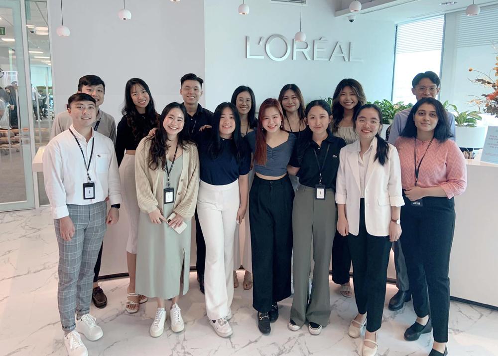 Cựu học sinh Thúy Quỳnh (thứ hai hàng đầu, từ phải sang) cùng các thực tập sinh người Singapore tại trụ sở của L'Oréal SAPMENA ngày 10/1/2023.