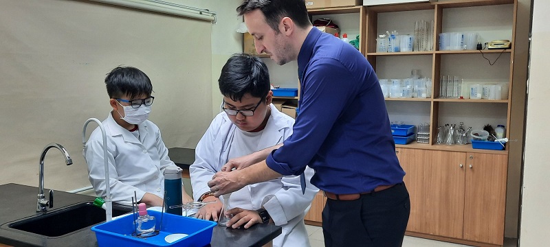 Học sinh THCS tại VAS được tiếp xúc công nghệ hóa học ngay từ sớm