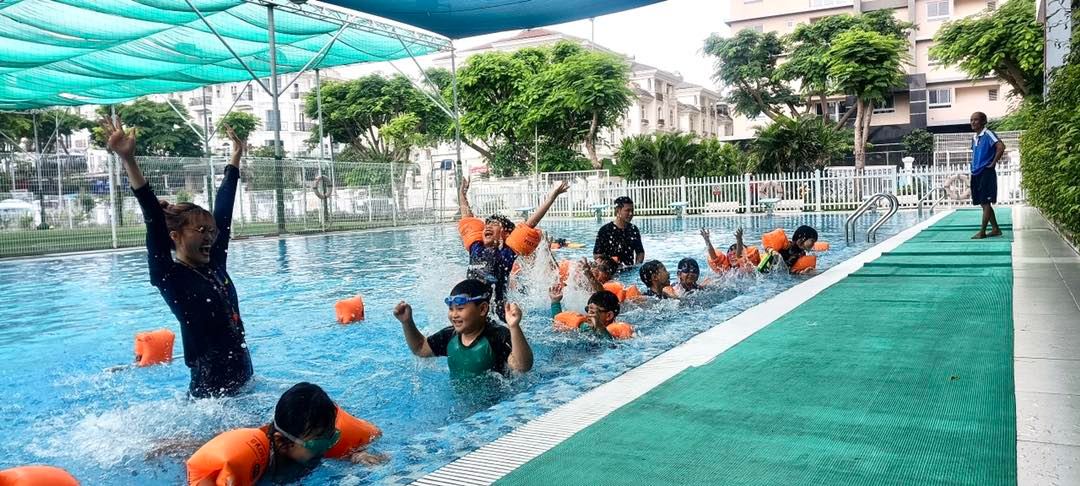 Trẻ phát triển thể chất thông qua bộ môn bơi lội tại VAS